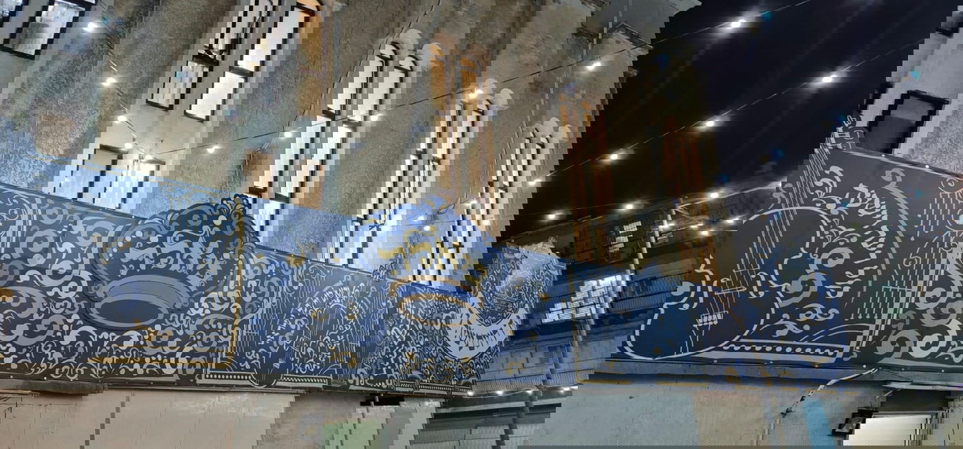 בנין המוסדות מקושט