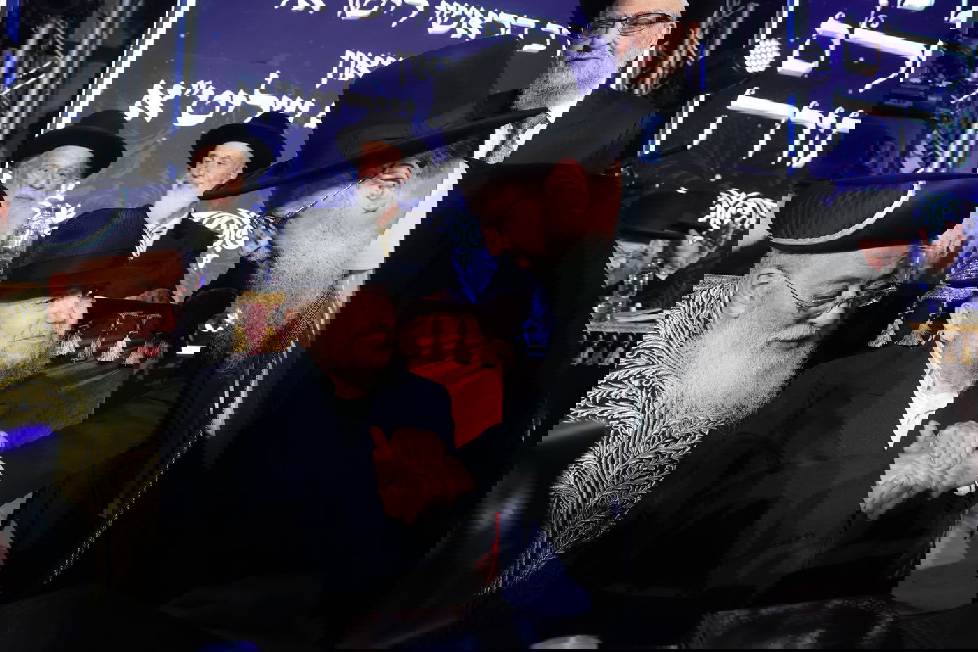 הכתרת הראש"ל הרב דוד יוסף בבית הכנסת הגדול