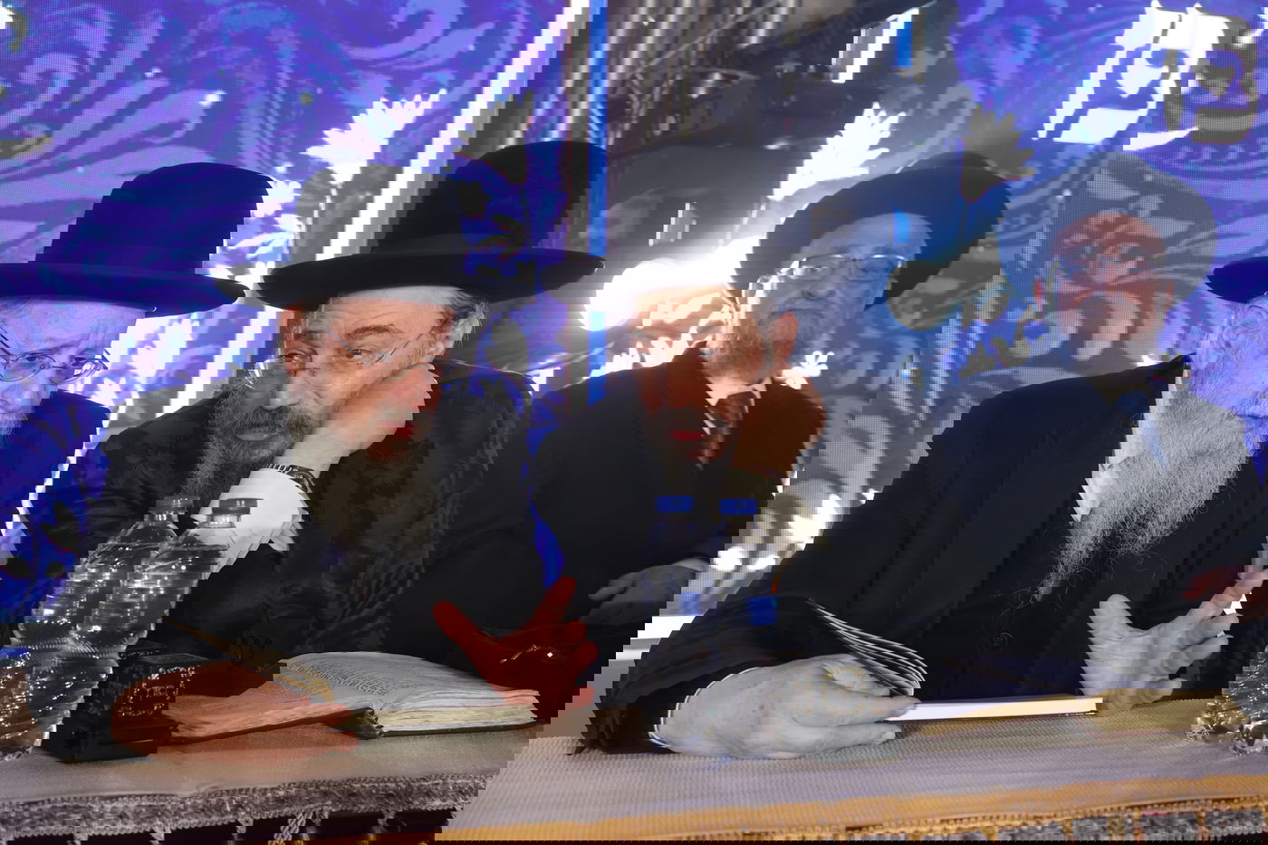 הכתרת הראש"ל הרב דוד יוסף בבית הכנסת הגדול