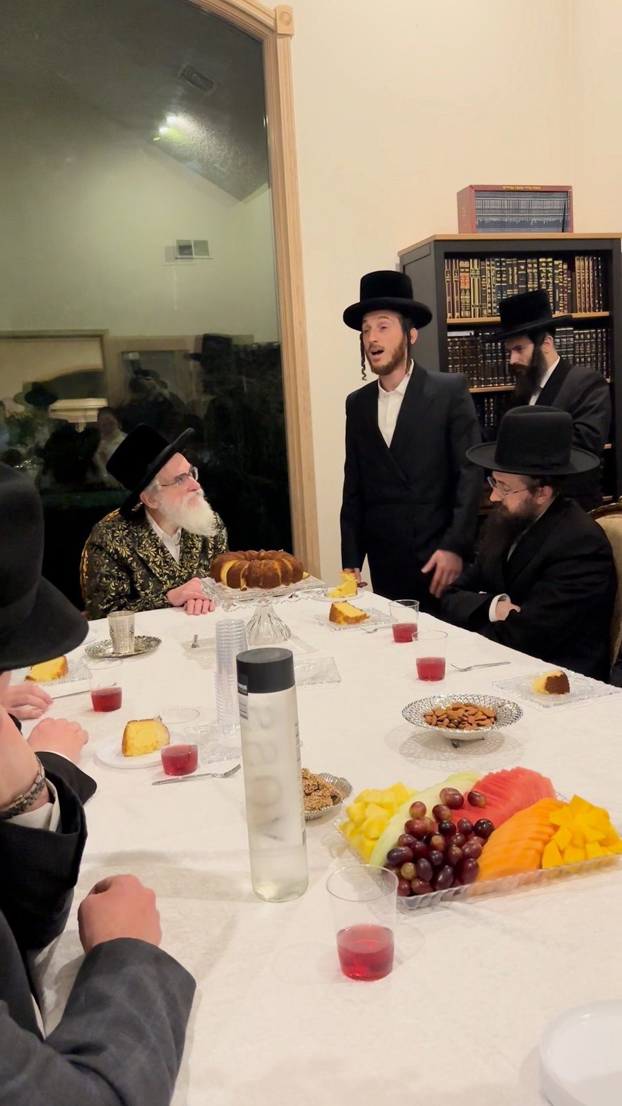 שלום למר בשירתו לפני האדמו"ר