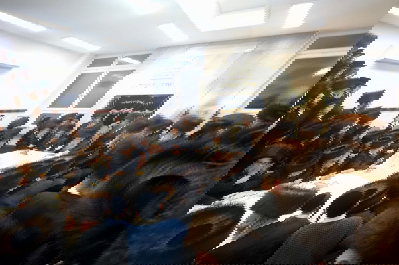 הגרי"מ ארלנגר במלווה מלכה אצל האדמו"ר מפשעווארסק 