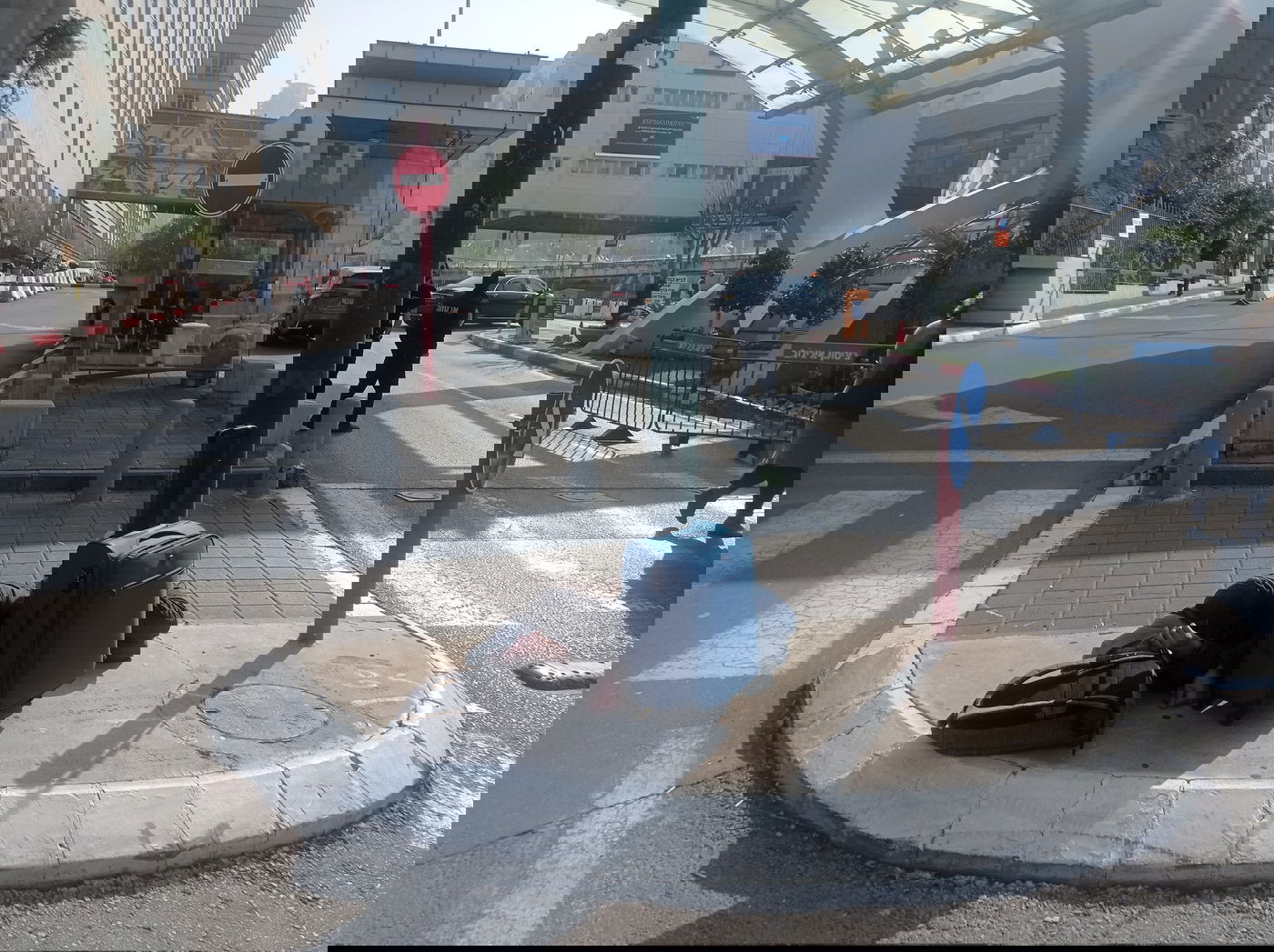 חסר בית ישן על המדרכה בכניסה לבית החולים איכילוב בתל אביב