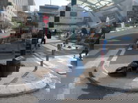 חסר בית ישן על המדרכה בכניסה לבית החולים איכילוב בתל אביב