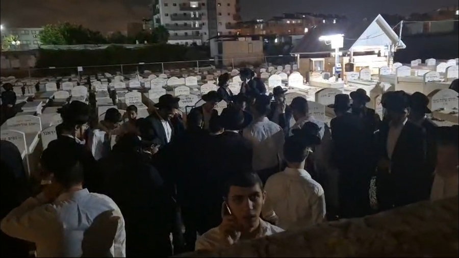 תלמידיו של הגר"א דויטש זצ"ל חופרים את קברו בבית החיים פוניבז'