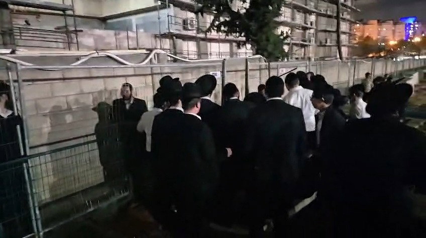 עבודות בסמוך לגדר בבית העלמין ויז'ניץ