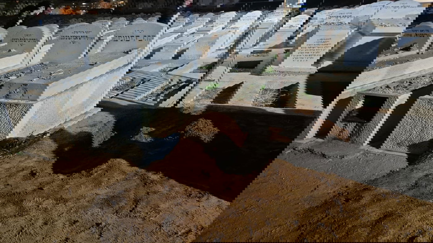 תלמידיו של הגר"א דויטש זצ"ל חופרים את קברו בבית החיים פוניבז'