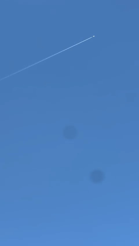 מטוס קרב נע במהירות בזמן היירוט