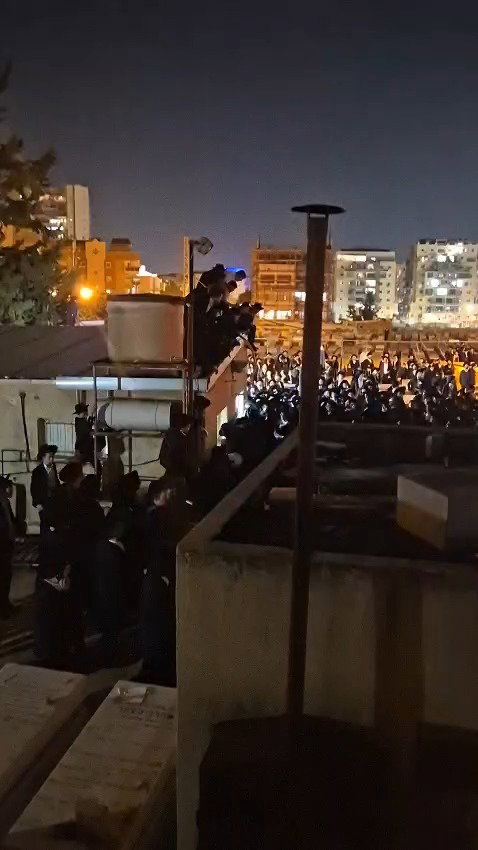 יציאת המיטה מחדר הטהרה