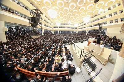 הגה"צ רבי צבי מאיר זילברברג בשיחה בביהמ"ד הגדול ויז'ניץ