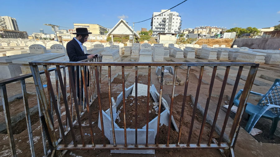 קברו של הגאון רבי אשר דויטש זצ"ל