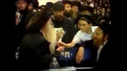 נוסטלגיה: רבי דוד לייב אוסף מעות לצדקה, וכדרכו בקודש מסתתר מעיני המצלמות