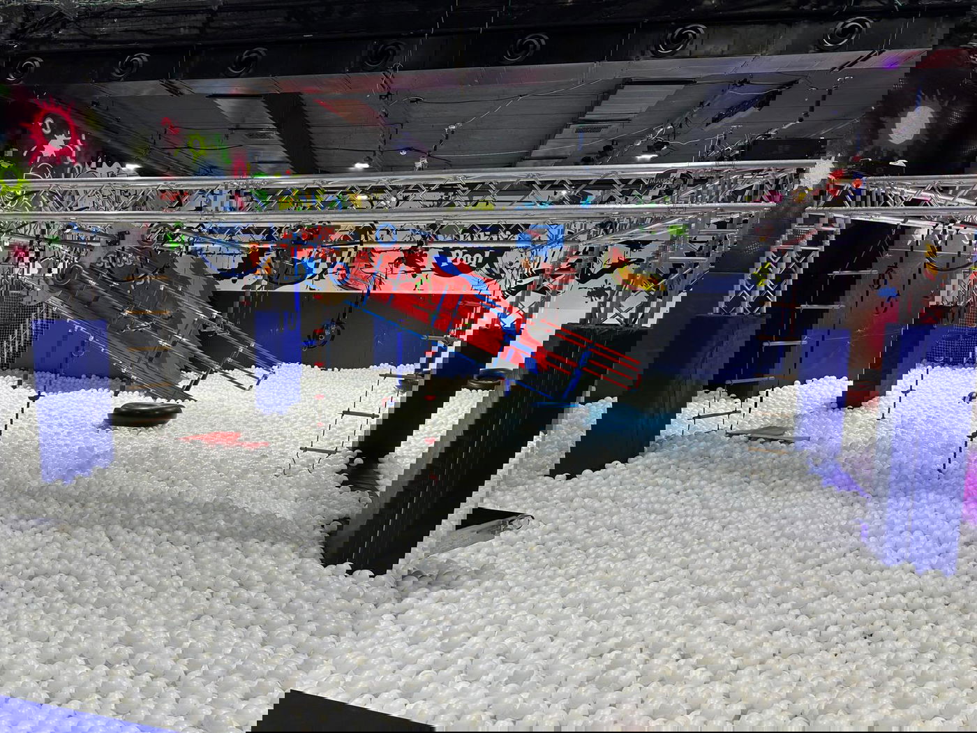 בוייטפול מחכים לכם למעלה מ-220,000 כדורים לבנים רכים, מגלשות מהנות, מסלולי חבלים אתגריים ועוד!