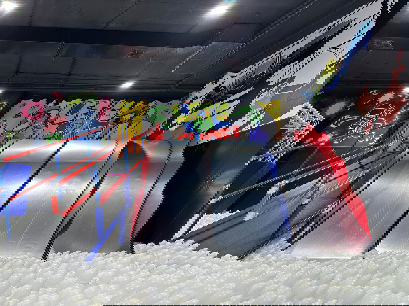 בוייטפול מחכים לכם למעלה מ-220,000 כדורים לבנים רכים, מגלשות מהנות, מסלולי חבלים אתגריים ועוד!