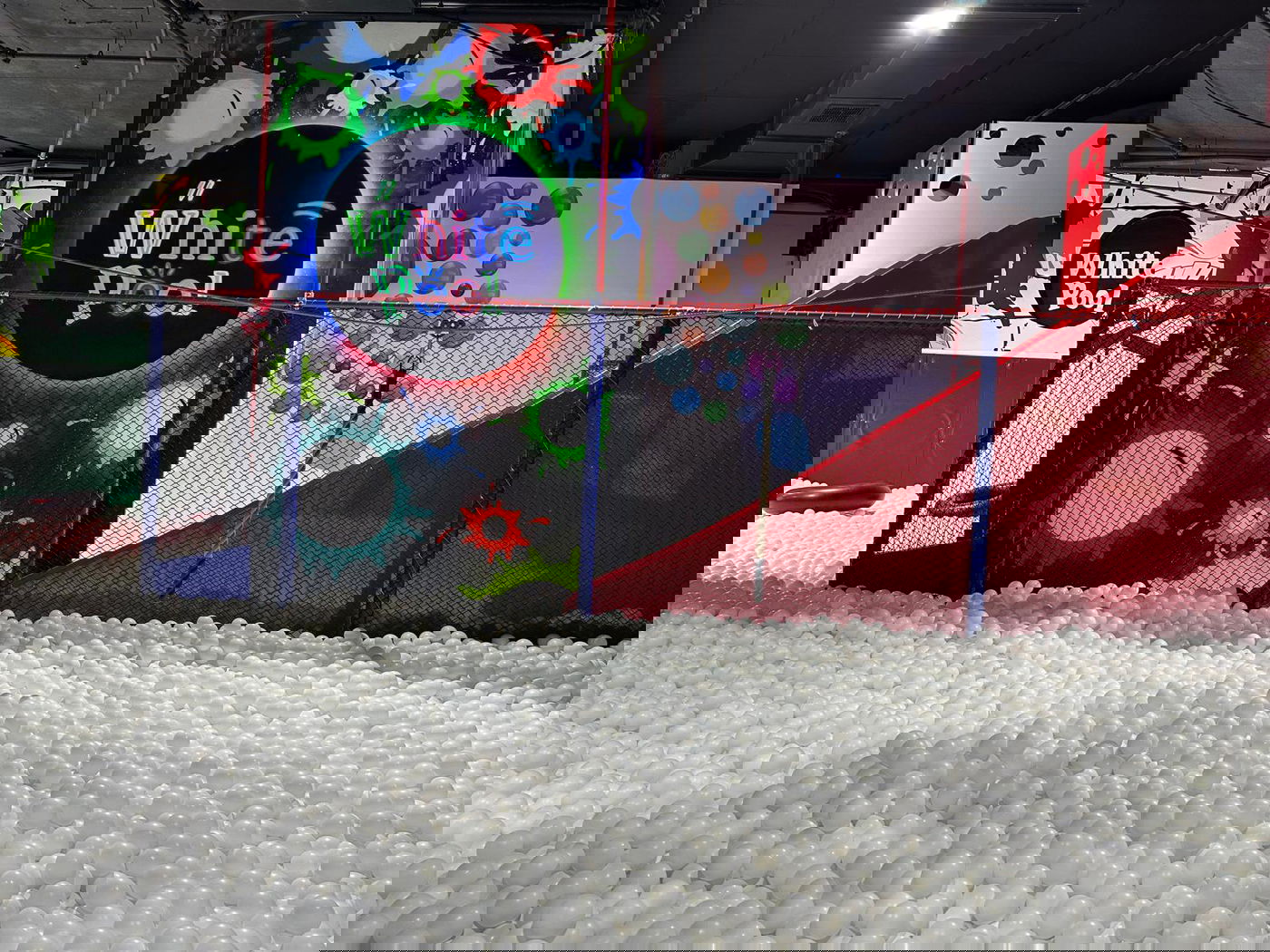 בוייטפול מחכים לכם למעלה מ-220,000 כדורים לבנים רכים, מגלשות מהנות, מסלולי חבלים אתגריים ועוד!