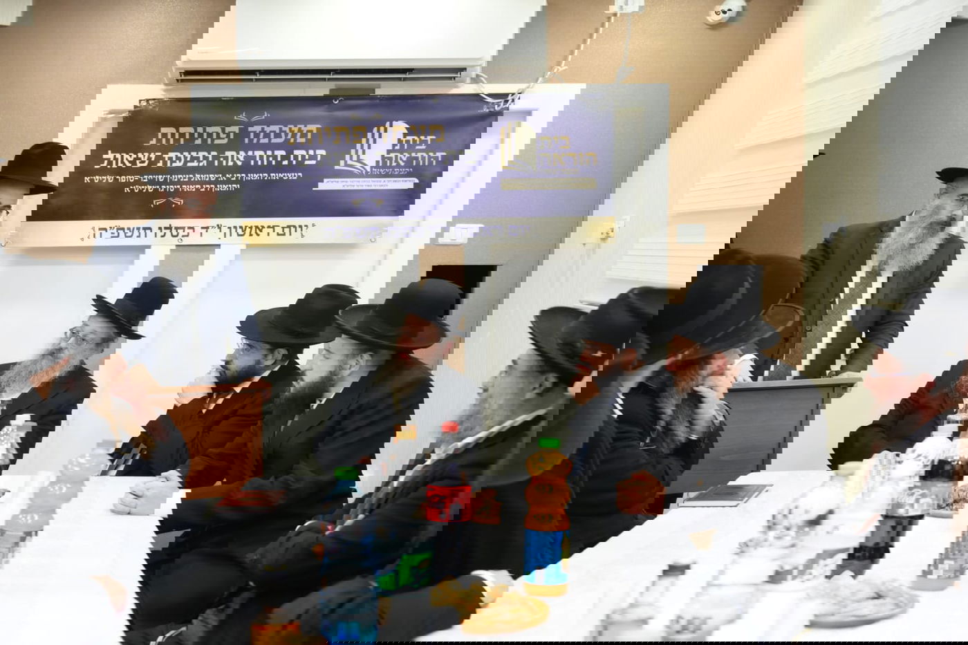 חנוכת בית הוראה בראשות הגר"מ טרגר ובהשתתפות רבני השכונה ובראשם הגרי"מ דרוק