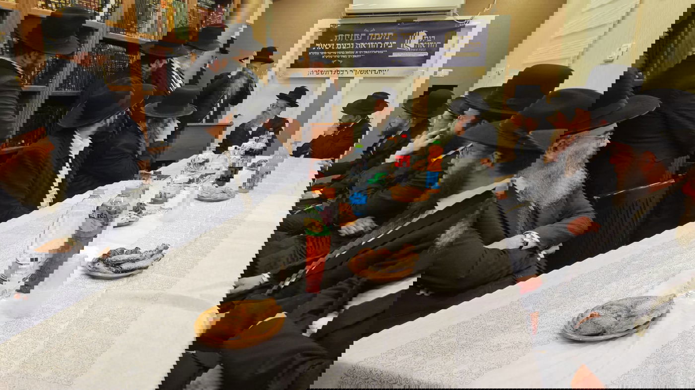 חנוכת בית הוראה בראשות הגר"מ טרגר ובהשתתפות רבני השכונה ובראשם הגרי"מ דרוק