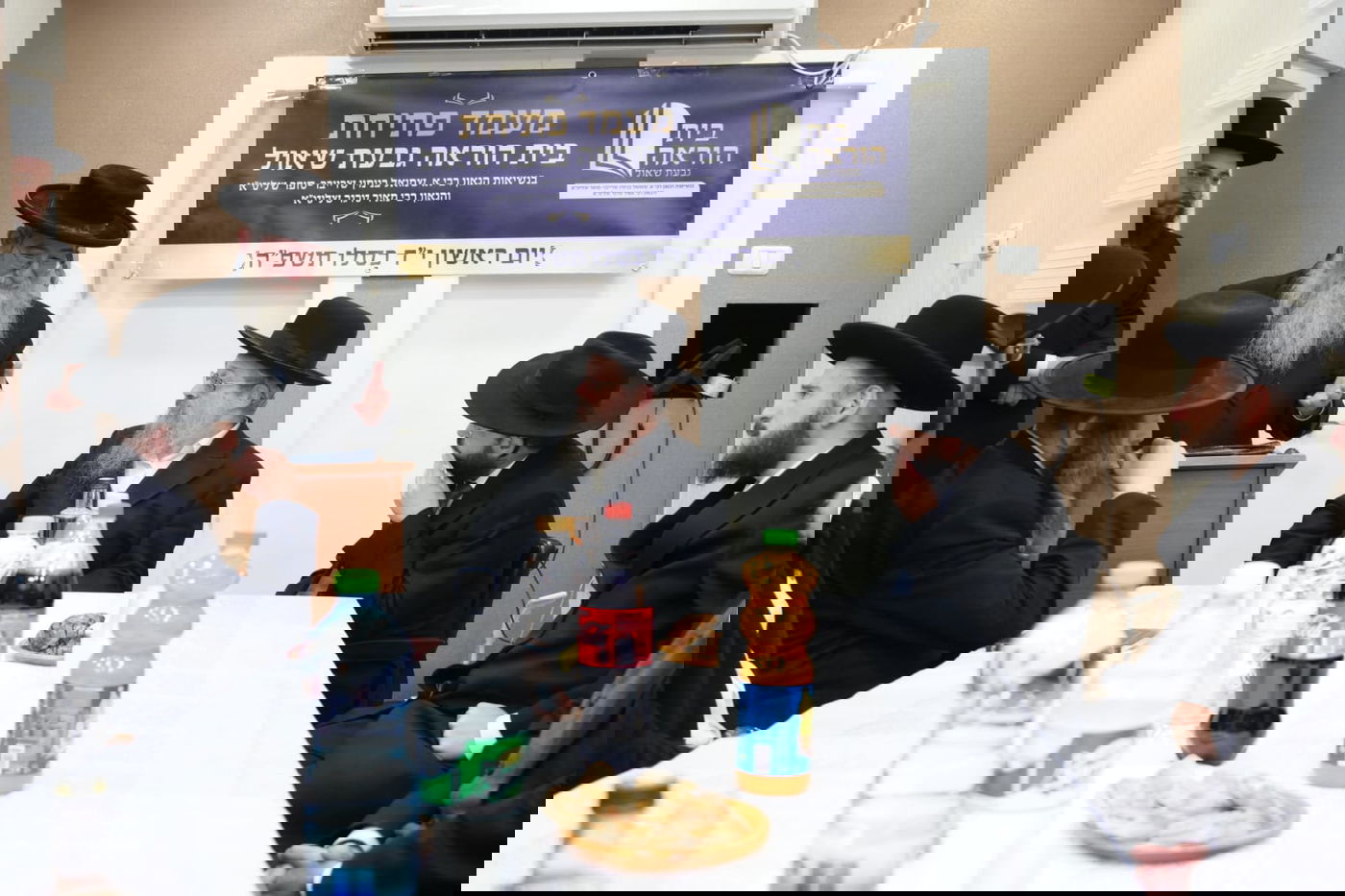 חנוכת בית הוראה בראשות הגר"מ טרגר ובהשתתפות רבני השכונה ובראשם הגרי"מ דרוק