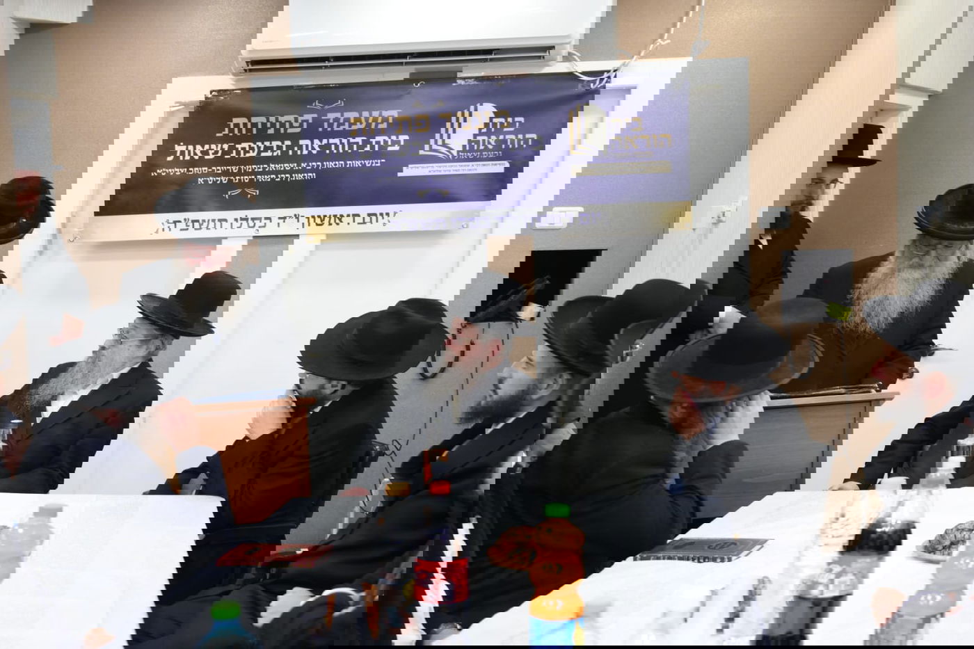 חנוכת בית הוראה בראשות הגר"מ טרגר ובהשתתפות רבני השכונה ובראשם הגרי"מ דרוק