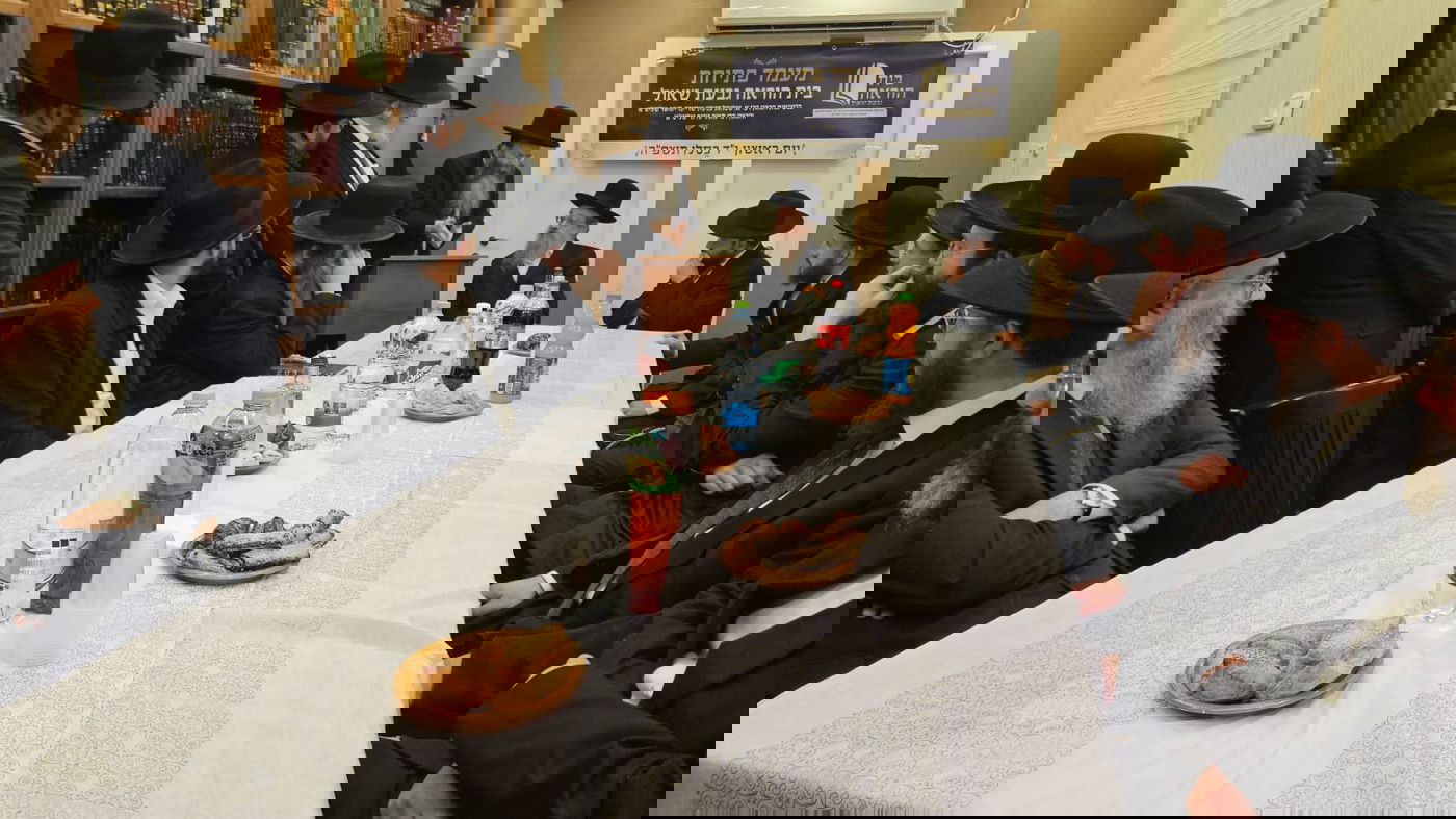 חנוכת בית הוראה בראשות הגר"מ טרגר ובהשתתפות רבני השכונה ובראשם הגרי"מ דרוק