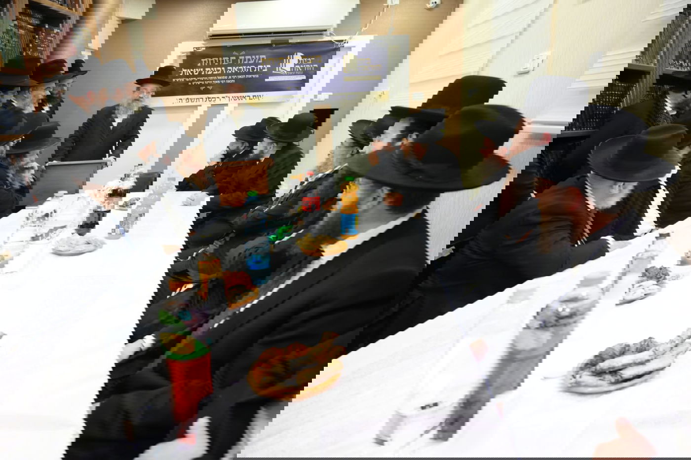 חנוכת בית הוראה בראשות הגר"מ טרגר ובהשתתפות רבני השכונה ובראשם הגרי"מ דרוק