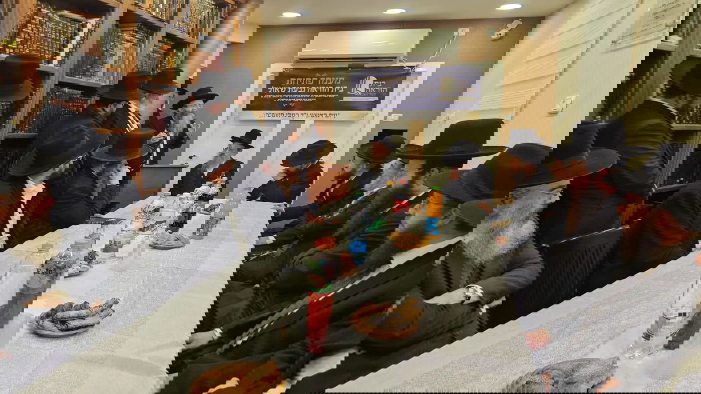 חנוכת בית הוראה בראשות הגר"מ טרגר ובהשתתפות רבני השכונה ובראשם הגרי"מ דרוק