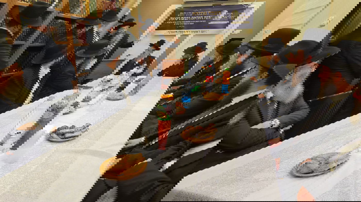 חנוכת בית הוראה בראשות הגר"מ טרגר ובהשתתפות רבני השכונה ובראשם הגרי"מ דרוק