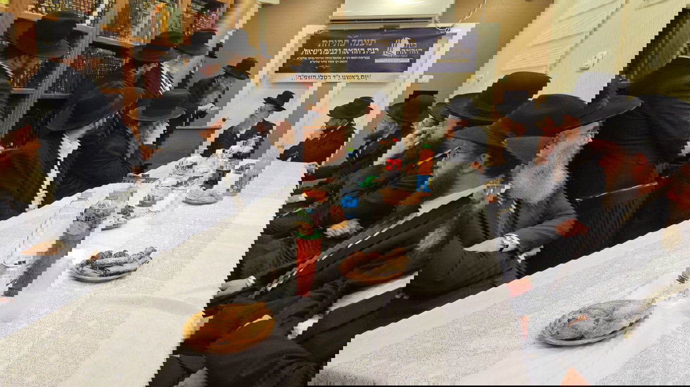 חנוכת בית הוראה בראשות הגר"מ טרגר ובהשתתפות רבני השכונה ובראשם הגרי"מ דרוק