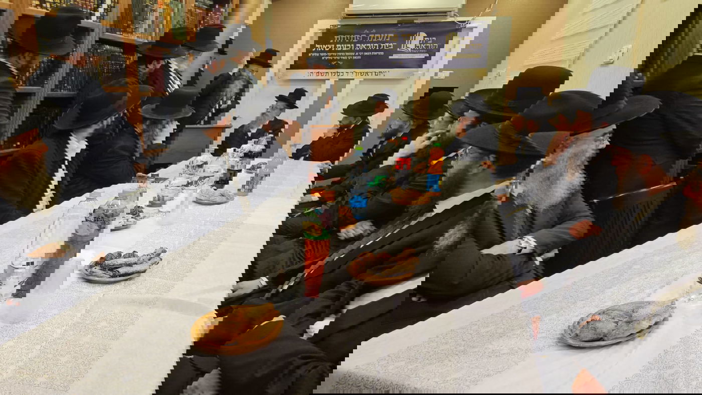 חנוכת בית הוראה בראשות הגר"מ טרגר ובהשתתפות רבני השכונה ובראשם הגרי"מ דרוק