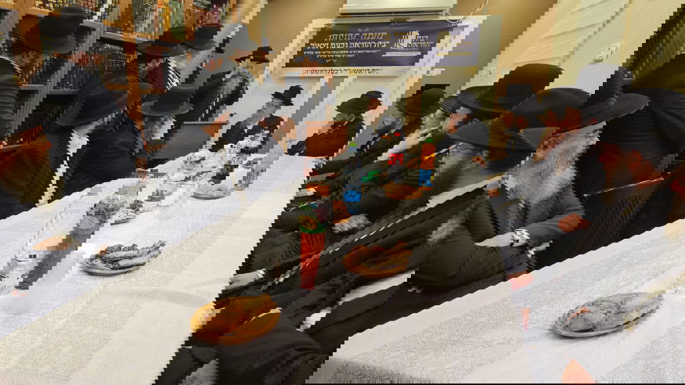 חנוכת בית הוראה בראשות הגר"מ טרגר ובהשתתפות רבני השכונה ובראשם הגרי"מ דרוק