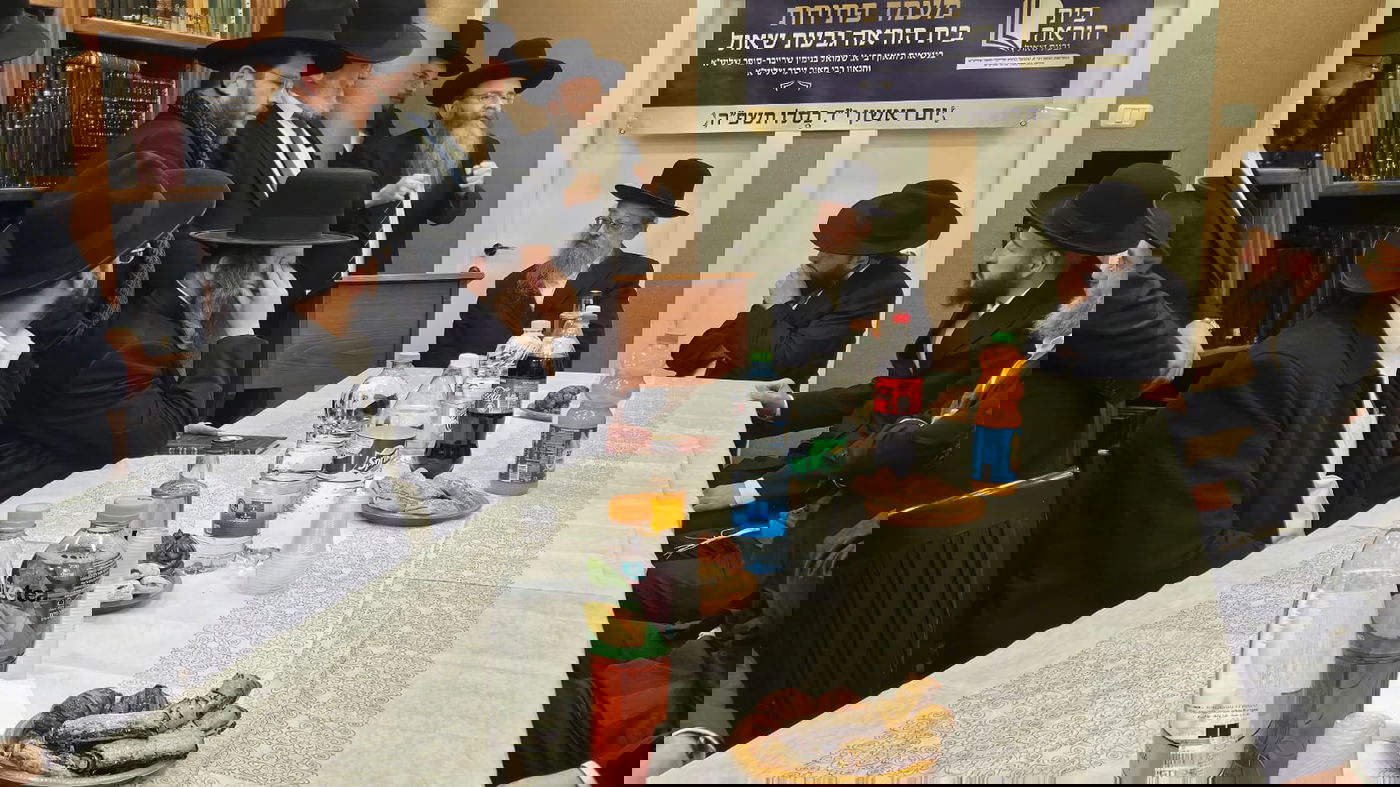 חנוכת בית הוראה בראשות הגר"מ טרגר ובהשתתפות רבני השכונה ובראשם הגרי"מ דרוק