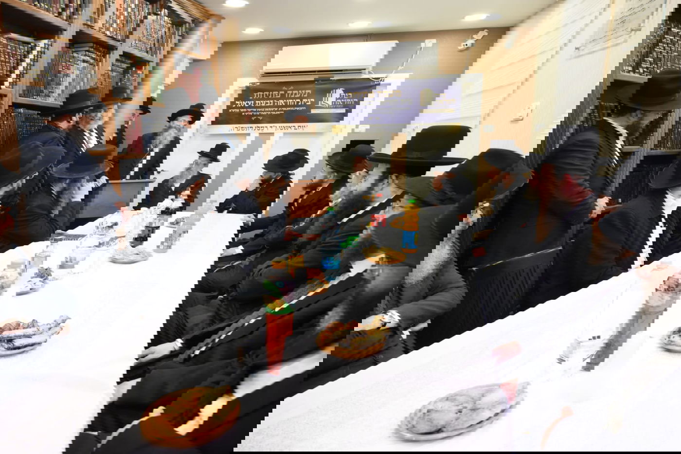 חנוכת בית הוראה בראשות הגר"מ טרגר ובהשתתפות רבני השכונה ובראשם הגרי"מ דרוק