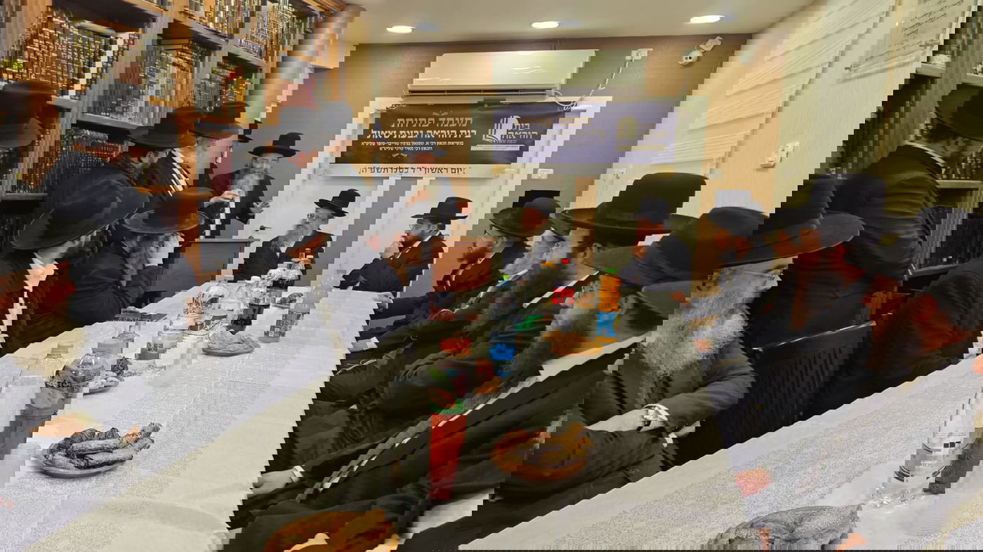 חנוכת בית הוראה בראשות הגר"מ טרגר ובהשתתפות רבני השכונה ובראשם הגרי"מ דרוק