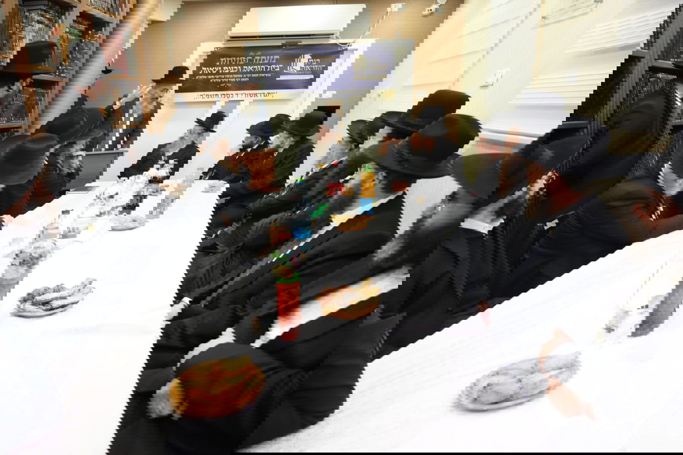 חנוכת בית הוראה בראשות הגר"מ טרגר ובהשתתפות רבני השכונה ובראשם הגרי"מ דרוק