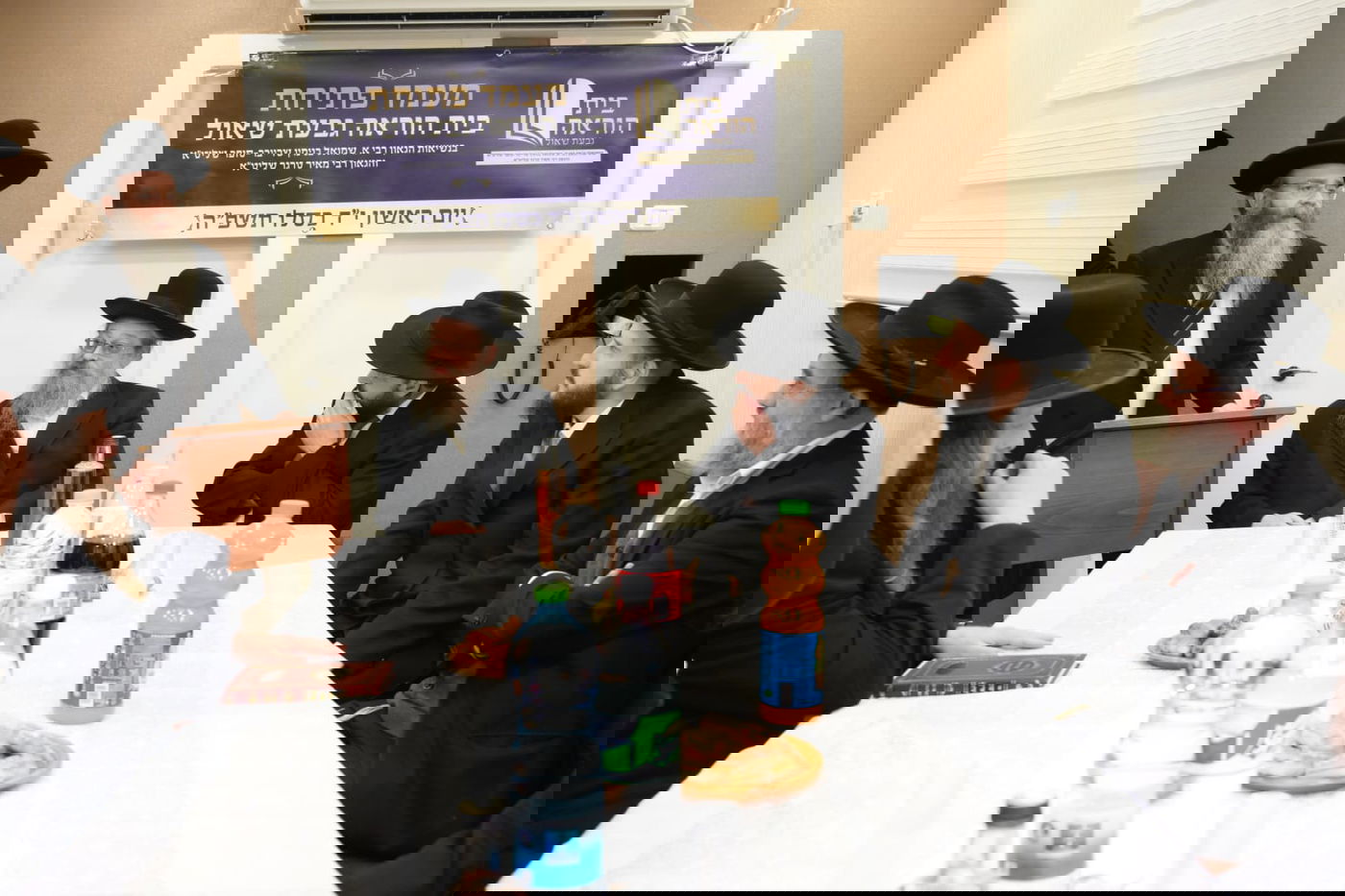 חנוכת בית הוראה בראשות הגר"מ טרגר ובהשתתפות רבני השכונה ובראשם הגרי"מ דרוק