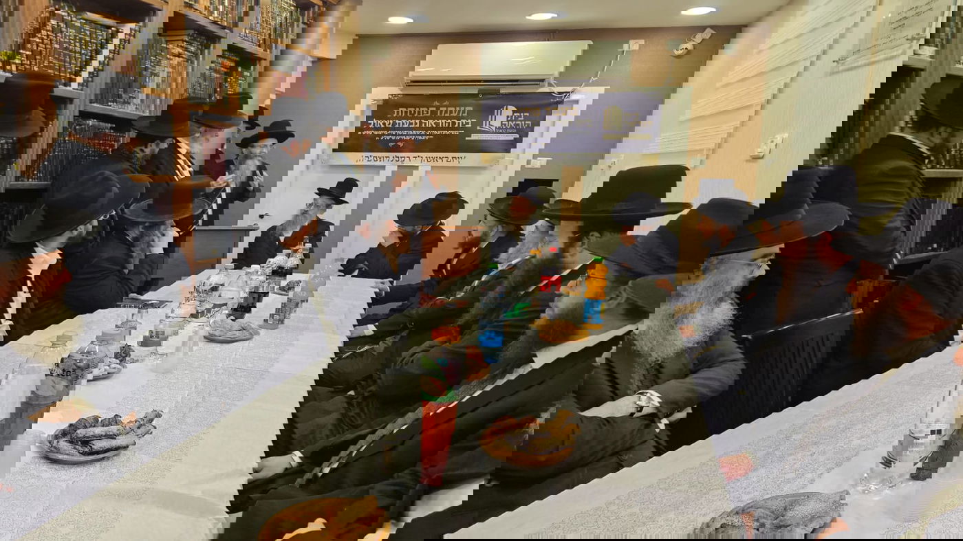 חנוכת בית הוראה בראשות הגר"מ טרגר ובהשתתפות רבני השכונה ובראשם הגרי"מ דרוק