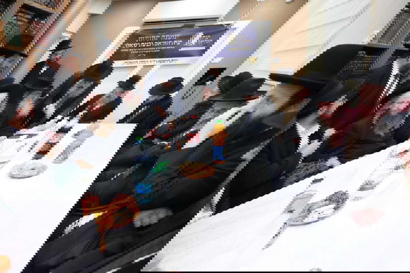 חנוכת בית הוראה בראשות הגר"מ טרגר ובהשתתפות רבני השכונה ובראשם הגרי"מ דרוק