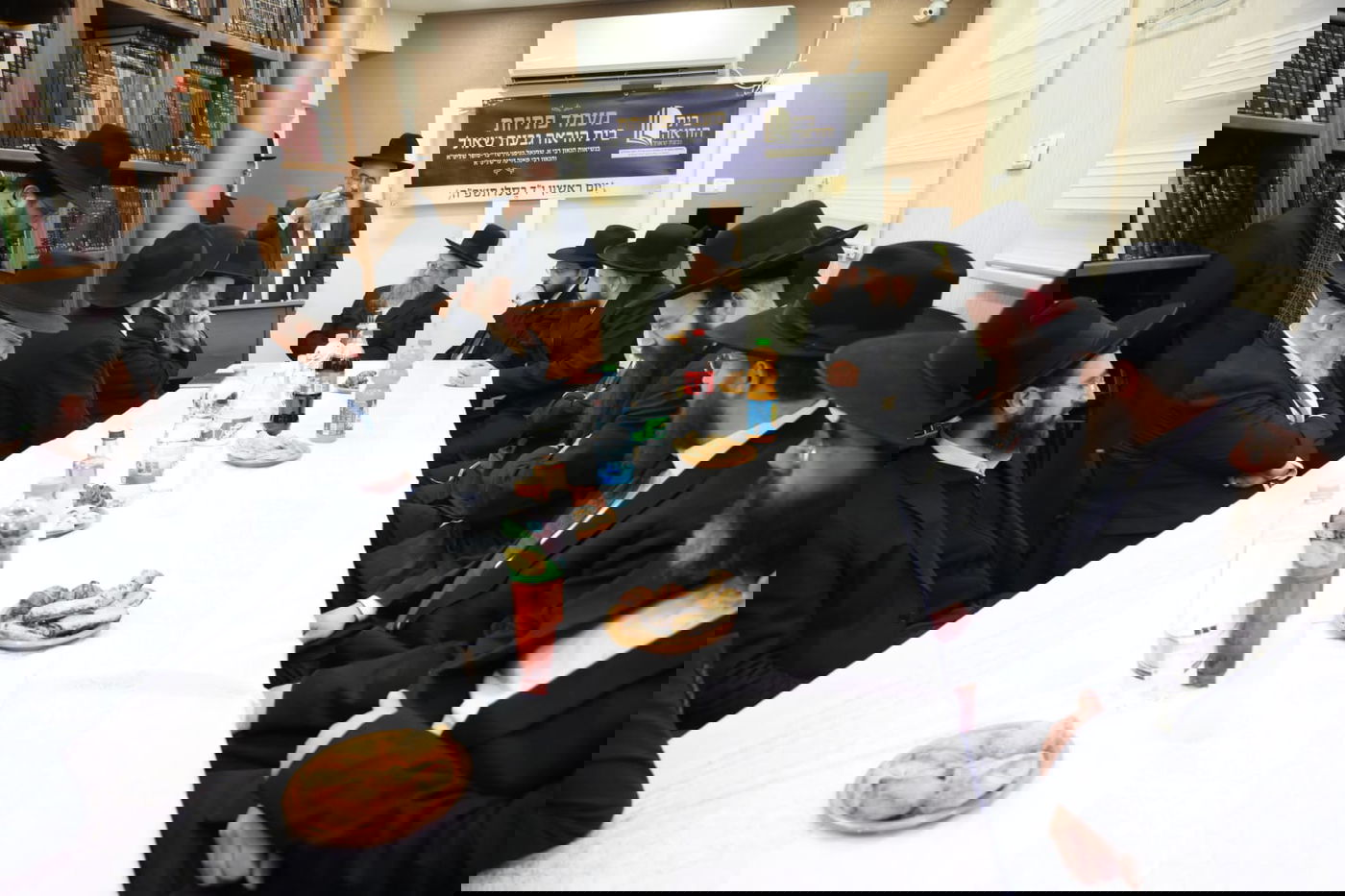 חנוכת בית הוראה בראשות הגר"מ טרגר ובהשתתפות רבני השכונה ובראשם הגרי"מ דרוק