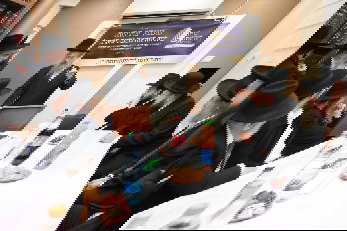 חנוכת בית הוראה בראשות הגר"מ טרגר ובהשתתפות רבני השכונה ובראשם הגרי"מ דרוק