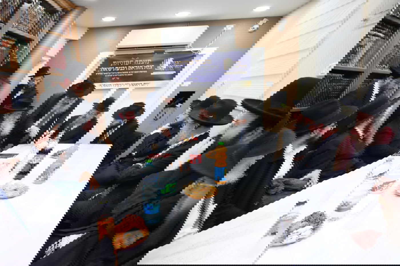 חנוכת בית הוראה בראשות הגר"מ טרגר ובהשתתפות רבני השכונה ובראשם הגרי"מ דרוק