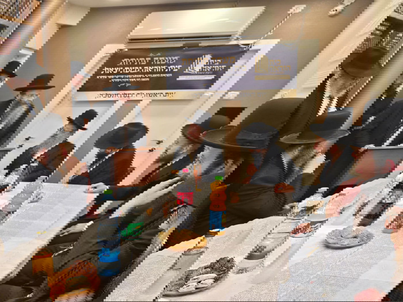 חנוכת בית הוראה בראשות הגר"מ טרגר ובהשתתפות רבני השכונה ובראשם הגרי"מ דרוק