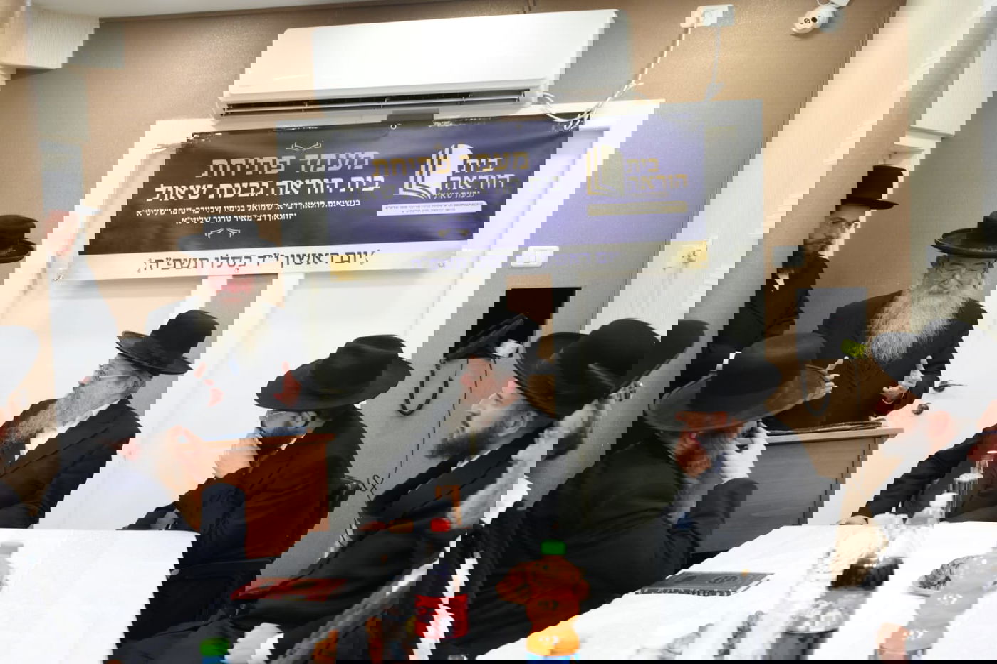 חנוכת בית הוראה בראשות הגר"מ טרגר ובהשתתפות רבני השכונה ובראשם הגרי"מ דרוק