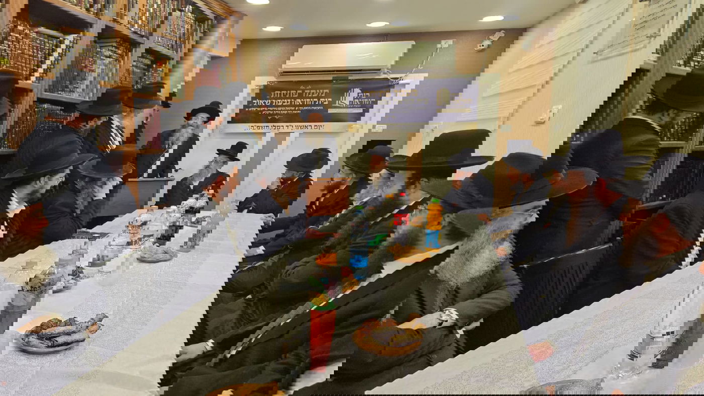 חנוכת בית הוראה בראשות הגר"מ טרגר ובהשתתפות רבני השכונה ובראשם הגרי"מ דרוק