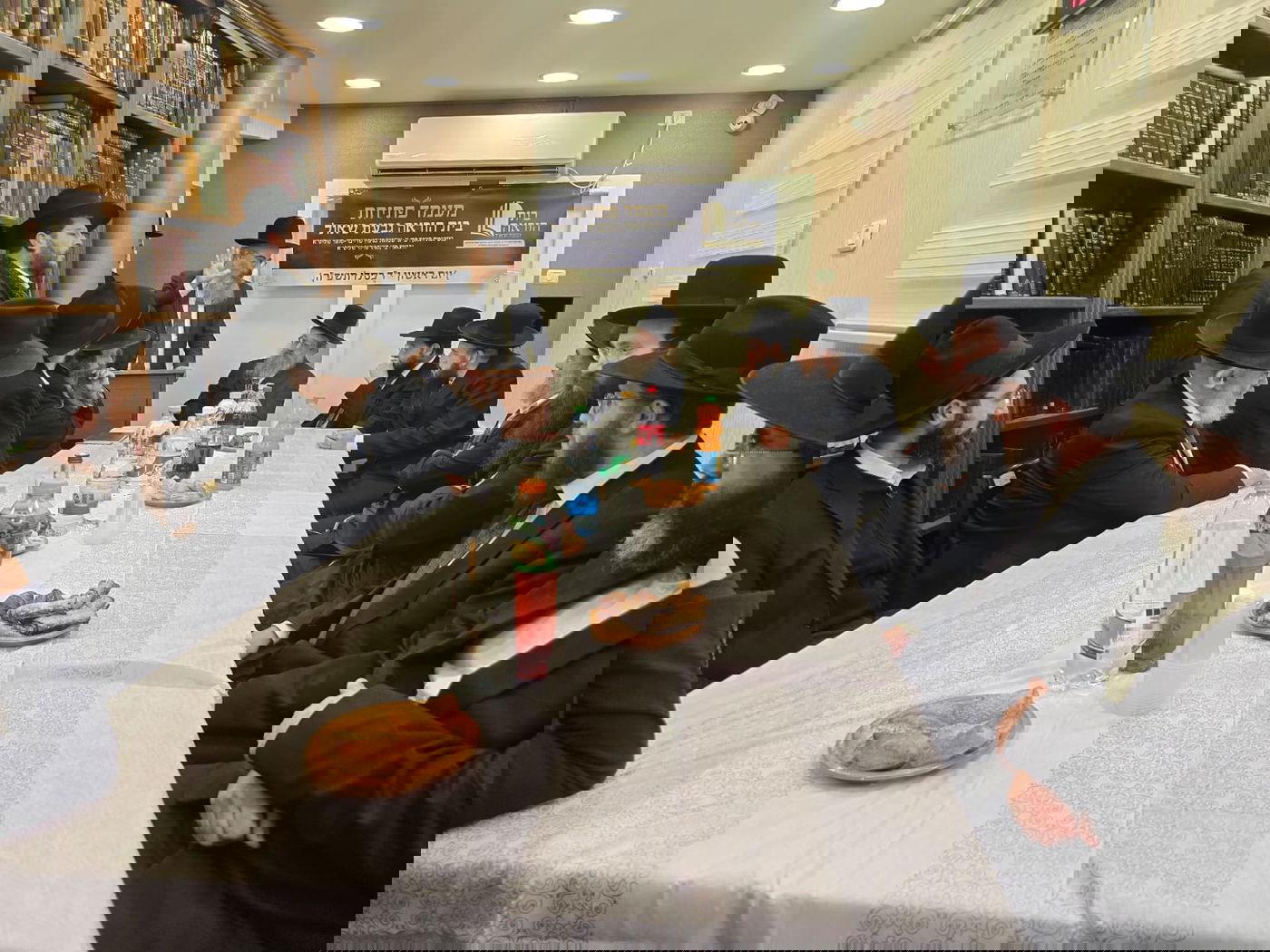 חנוכת בית הוראה בראשות הגר"מ טרגר ובהשתתפות רבני השכונה ובראשם הגרי"מ דרוק