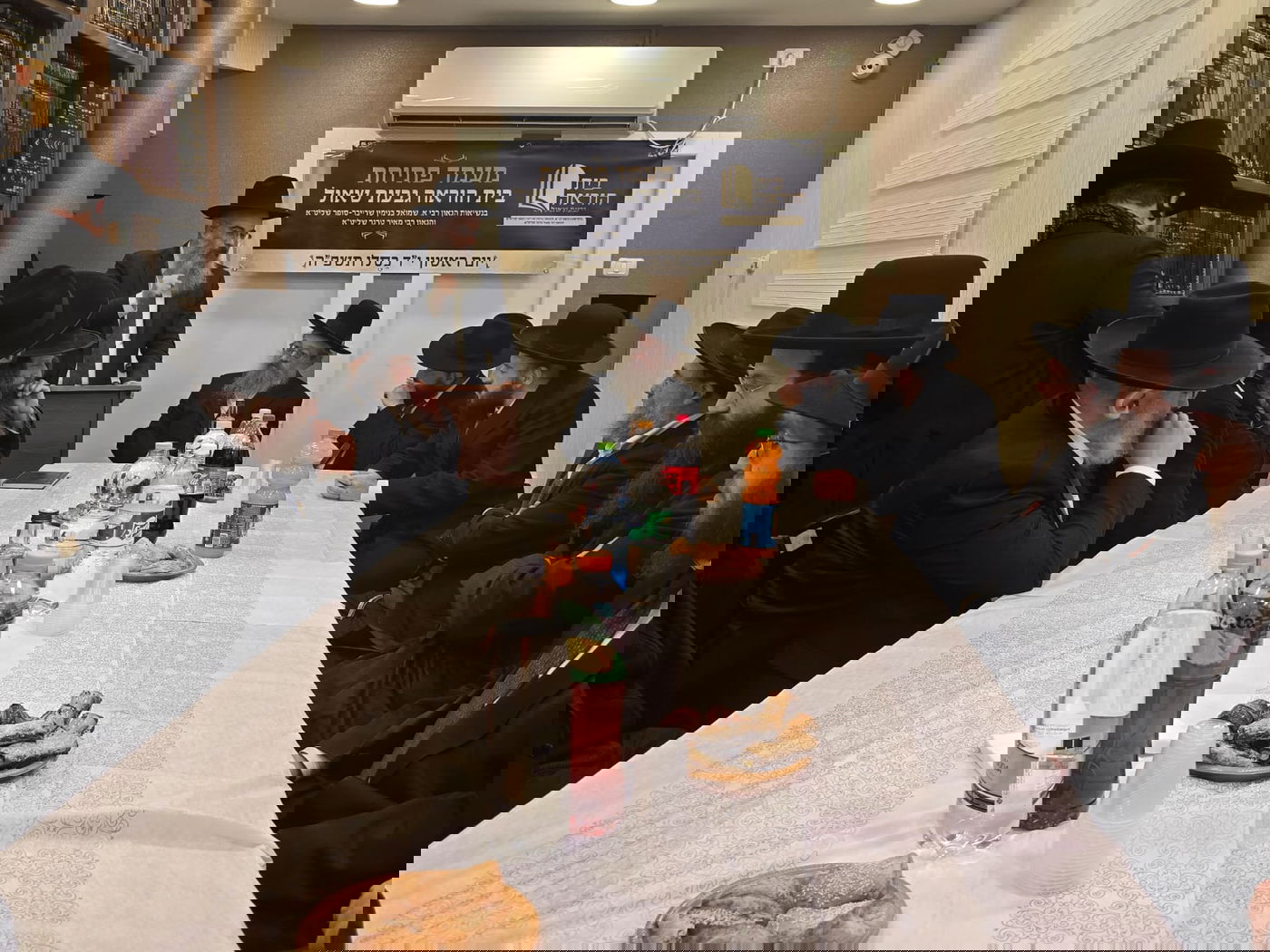 חנוכת בית הוראה בראשות הגר"מ טרגר ובהשתתפות רבני השכונה ובראשם הגרי"מ דרוק