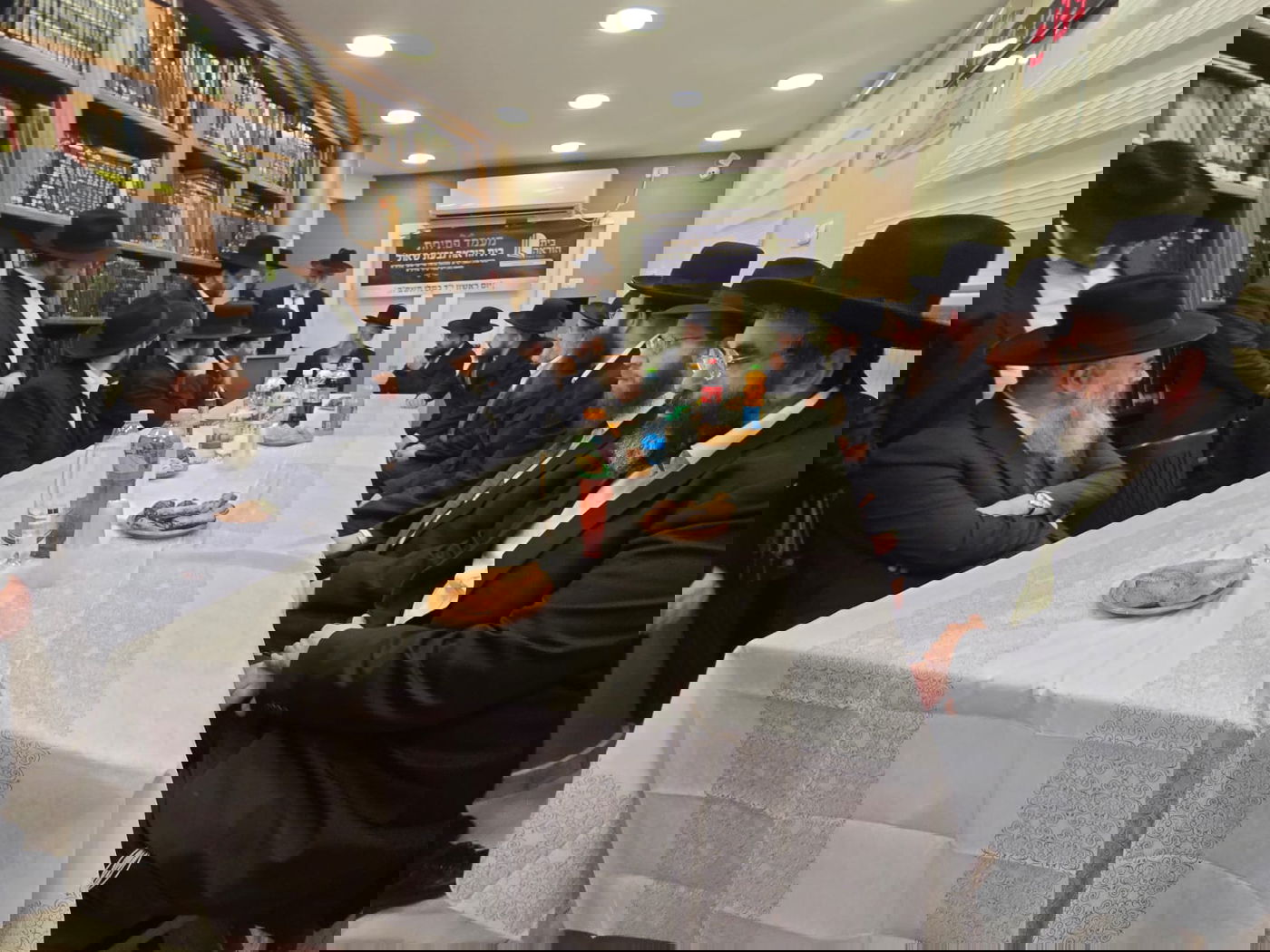 חנוכת בית הוראה בראשות הגר"מ טרגר ובהשתתפות רבני השכונה ובראשם הגרי"מ דרוק