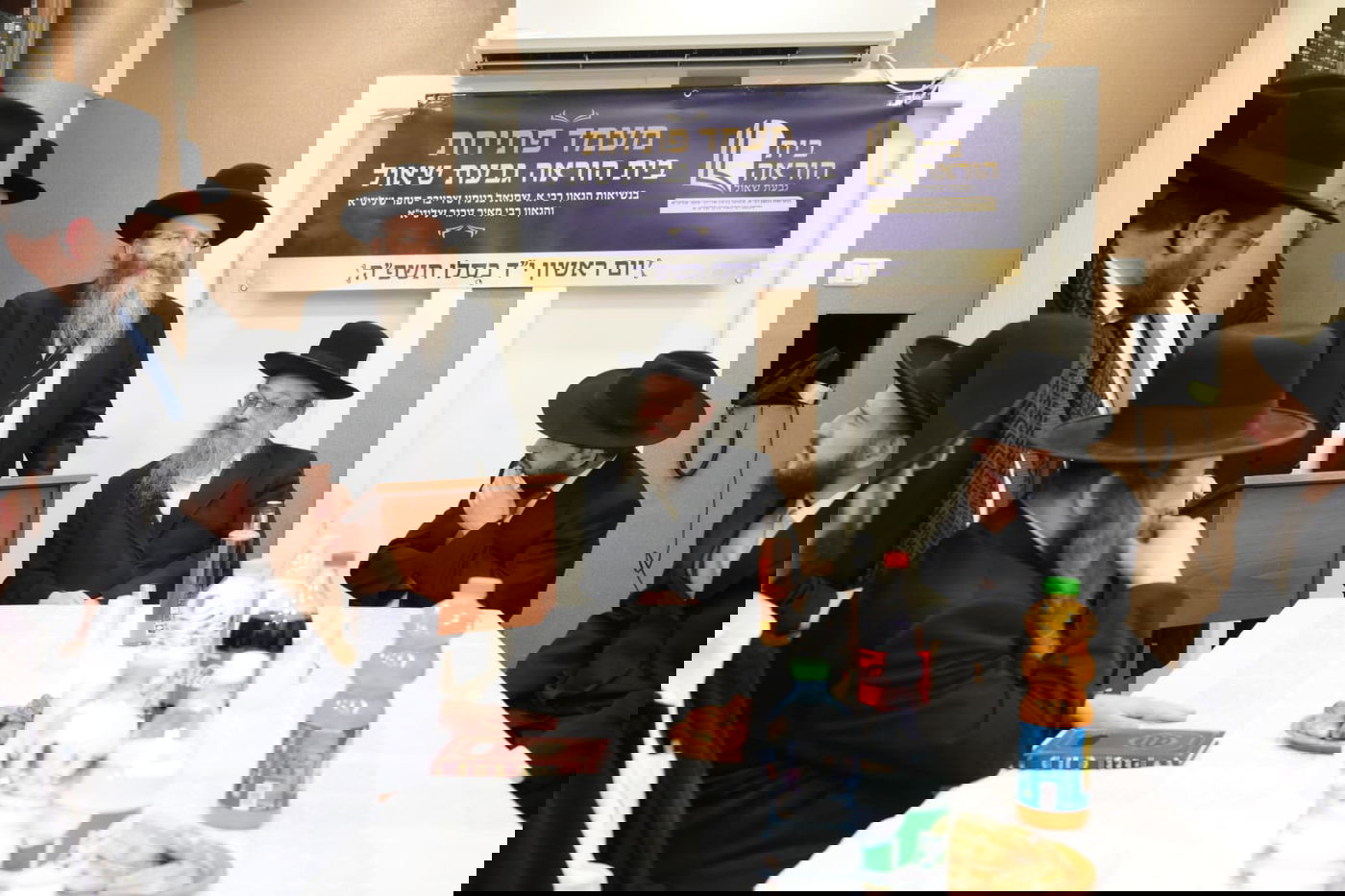 חנוכת בית הוראה בראשות הגר"מ טרגר ובהשתתפות רבני השכונה ובראשם הגרי"מ דרוק