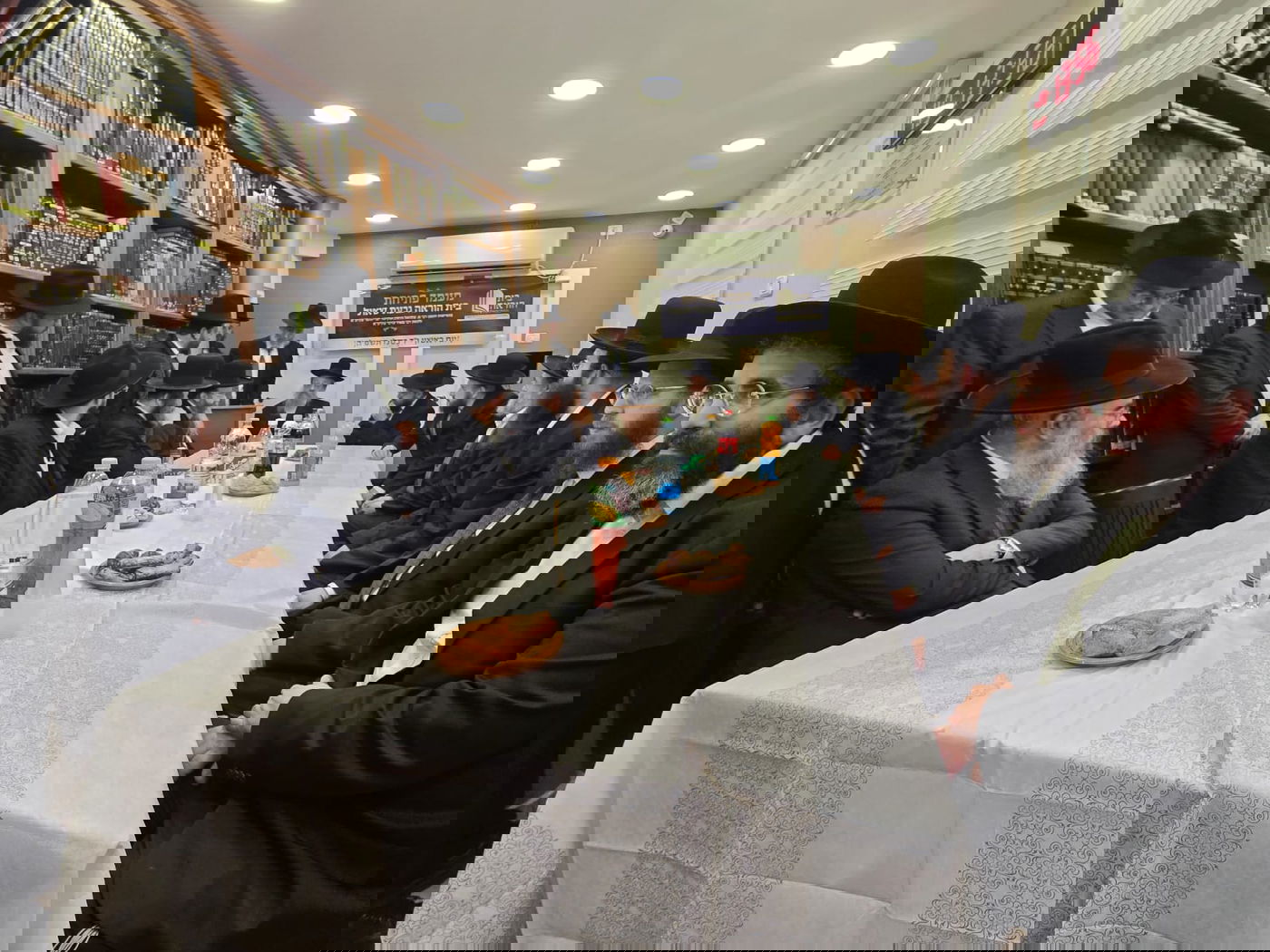 חנוכת בית הוראה בראשות הגר"מ טרגר ובהשתתפות רבני השכונה ובראשם הגרי"מ דרוק