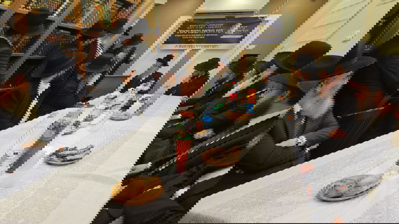 חנוכת בית הוראה בראשות הגר"מ טרגר ובהשתתפות רבני השכונה ובראשם הגרי"מ דרוק