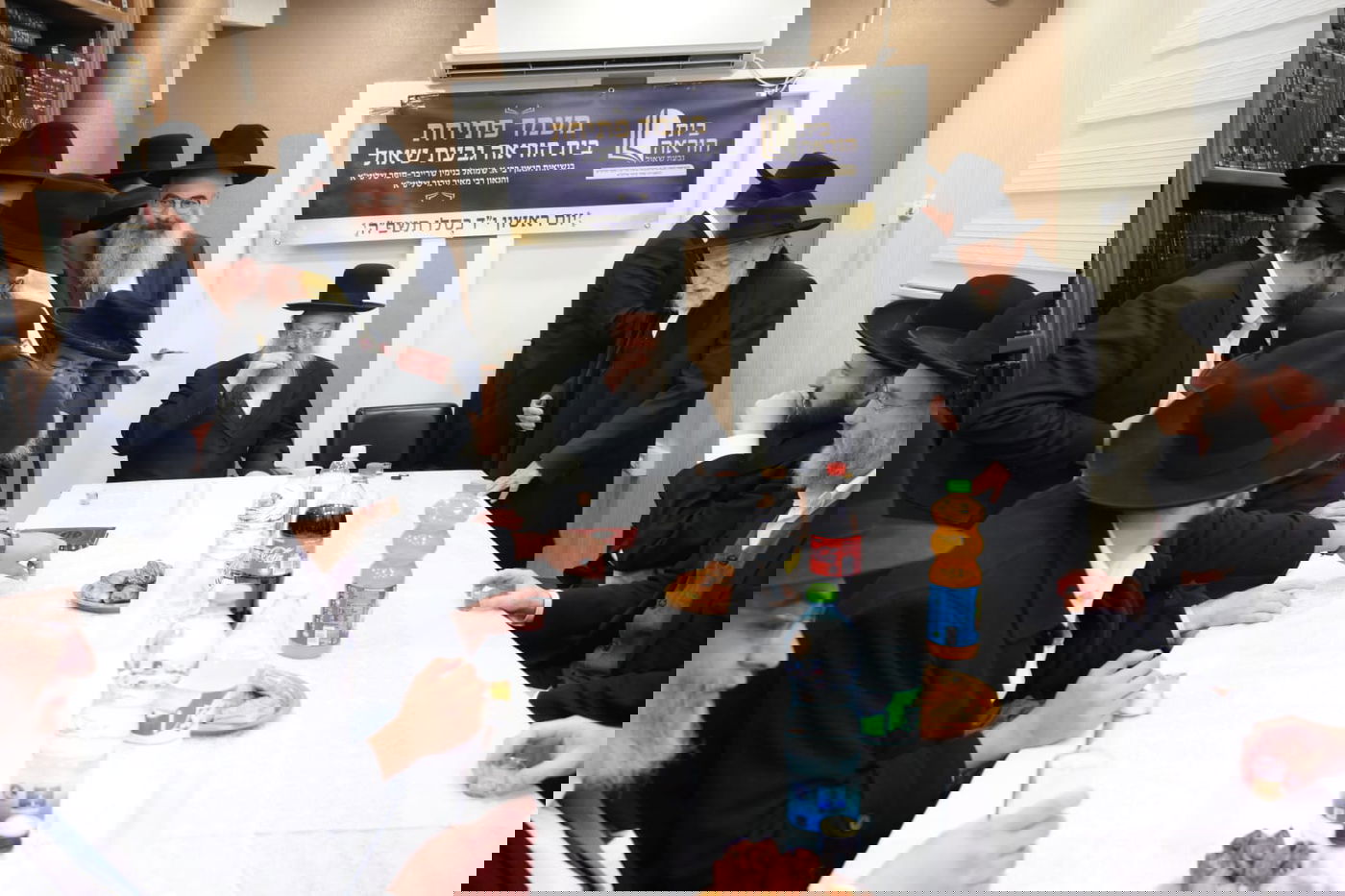 חנוכת בית הוראה בראשות הגר"מ טרגר ובהשתתפות רבני השכונה ובראשם הגרי"מ דרוק