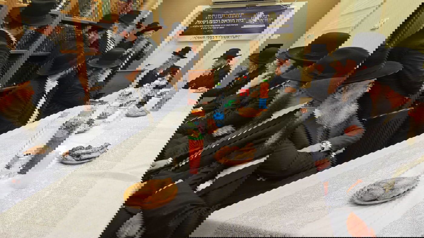 חנוכת בית הוראה בראשות הגר"מ טרגר ובהשתתפות רבני השכונה ובראשם הגרי"מ דרוק